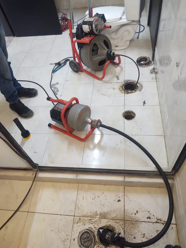 Limpieza de coladeras obstruidas en baño