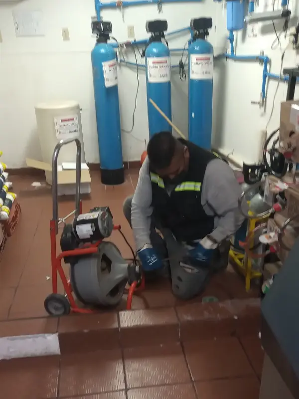 Servicio de emergencia destapando de inmediatos
